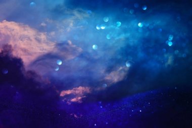 soyut fırtınalı gökyüzü bulutlu. parlak ışıklar arka plan. Mavi, siyah ve gümüş. odaklı de.