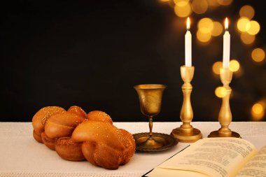 Şabat görüntü. Challah ekmek, Şabat şarap ve mumlar masada