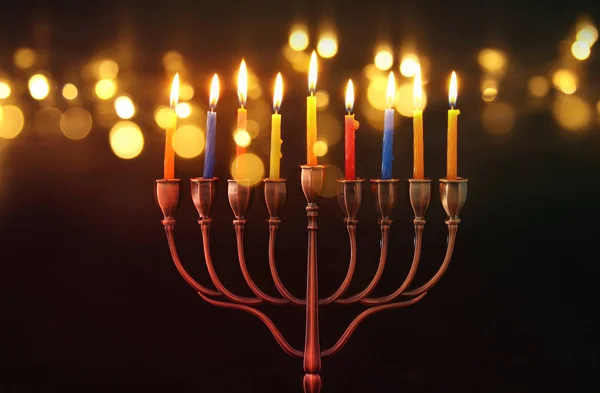 Yahudi tatil Hanukkah menorah (geleneksel Mumluk) ve yanan mumlar arka plan görüntü — Stok fotoğraf