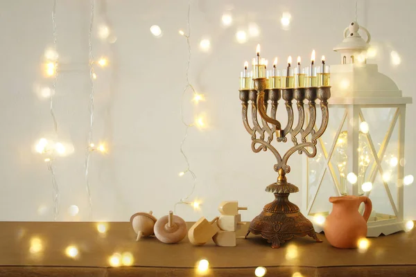 Εικόνα της εβραϊκής διακοπές Hanukkah φόντο με παραδοσιακή spinnig κορυφή, menorah (παραδοσιακό μανουάλια) — Φωτογραφία Αρχείου