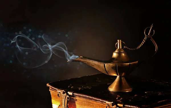 Wizerunek magiczna Lampa Aladyna z brokatem dymu. Lampa z życzeniami. — Zdjęcie stockowe