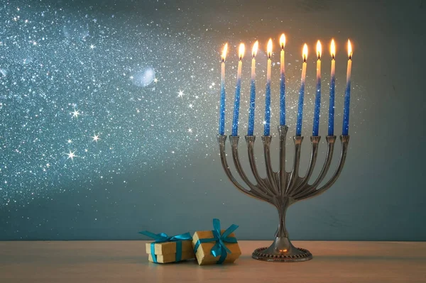 Bilden av judiska högtiden Hanukkah bakgrund menorah (traditionella kandelabrar) och brinnande ljus. — Stockfoto
