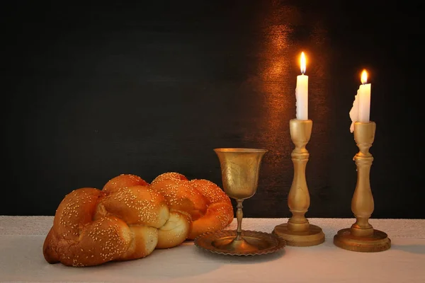 Shabbat-Image. Challah-Brot, Shabbat-Wein und Kerzen auf dem Tisch. — Stockfoto