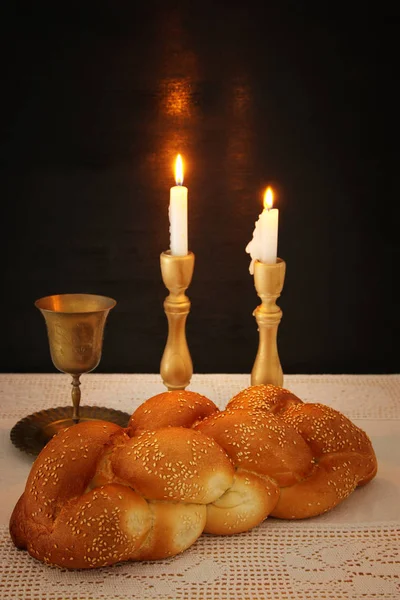Afbeelding van de Shabbat. shabbat wijn, Challah brood en kaarsen op de tafel. — Stockfoto