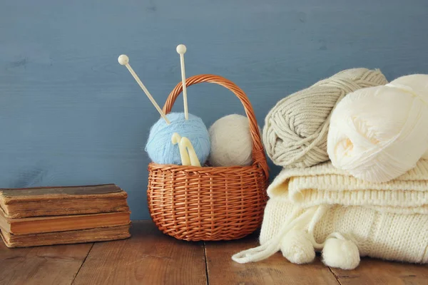 Warme en gezellige garen ballen van wol op houten tafel. — Stockfoto