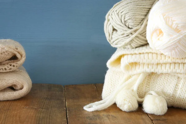 Boules de laine chaudes et confortables sur table en bois . — Photo
