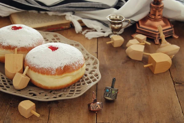 Imagen de vacaciones judías fondo de Hanukkah con la parte superior tradicional de la espinnig y donas . —  Fotos de Stock