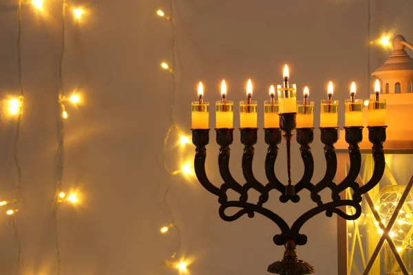 低关键图像的犹太节日光明节背景与烛台 （传统烛台) — 图库照片