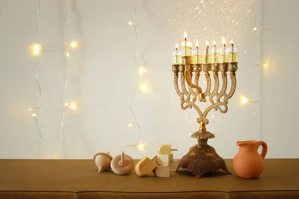 Εικόνα της εβραϊκής διακοπές Hanukkah φόντο με παραδοσιακή spinnig κορυφή, menorah (παραδοσιακό μανουάλια) — Φωτογραφία Αρχείου