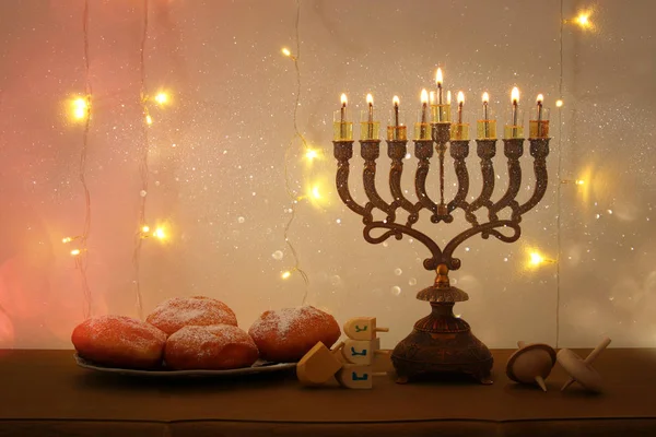 Imagen de baja clave de las vacaciones judías fondo Hanukkah con tapa tradicional spinnig, menorah (candelabros tradicionales ) — Foto de Stock