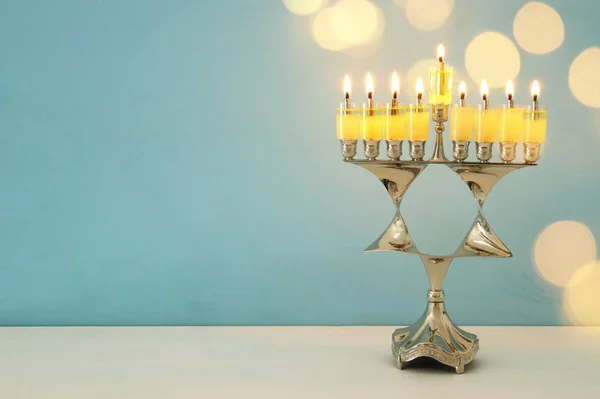 形象的犹太节日光明节背景燃烧蜡烛和烛台 (传统烛台). — 图库照片