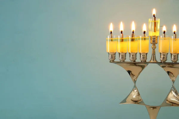 Bilden av judiska högtiden Hanukkah bakgrund menorah (traditionella kandelabrar) och brinnande ljus. — Stockfoto