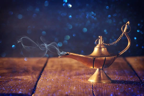 Imagen de la lámpara mágica aladdin con humo de purpurina. Lámpara de deseos . — Foto de Stock