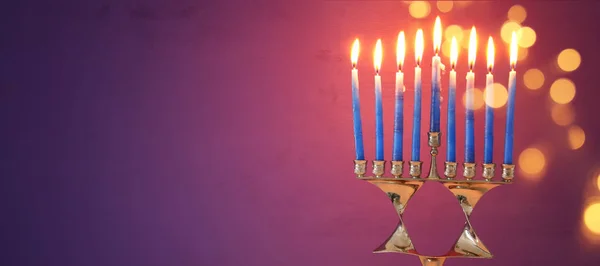 Изображение еврейского праздника Ханука на заднем плане с менорой (традиционные канделябры) и горящими свечами . — стоковое фото