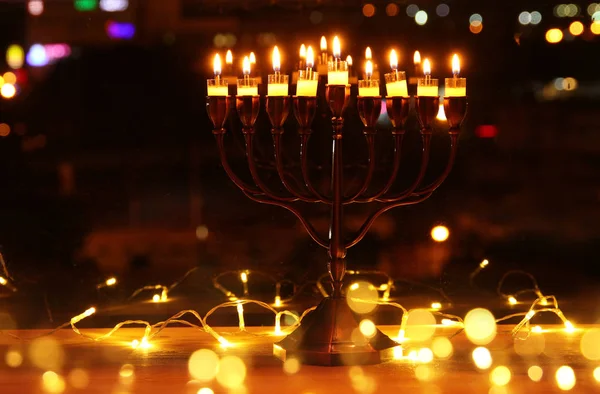 A zsidó ünnep a Hanuka menorah (hagyományos kandeláberek) és égő gyertyák háttér kép. — Stock Fotó