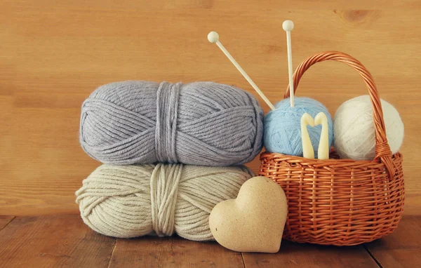 Warm and cozy yarn balls of wool on wooden table. — Stock Photo, Image