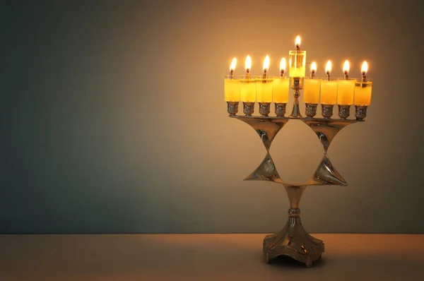 Immagine della festa ebraica Hanukkah sfondo con menorah (candelabro tradizionale) e candele ardenti . — Foto Stock