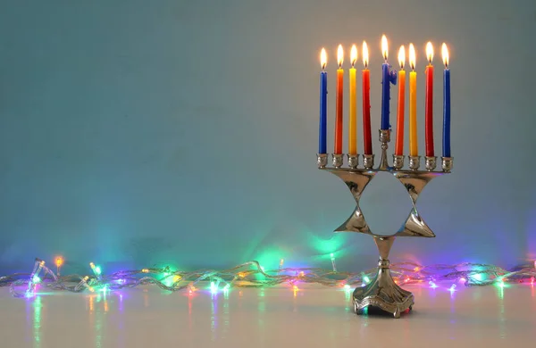 Afbeelding van Joodse vakantie Hanukkah achtergrond met menora (traditionele kandelaar) en brandende kaarsen. — Stockfoto