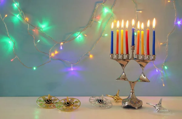 Bilden av judiska högtiden Hanukkah bakgrund menorah (traditionella kandelabrar) och brinnande ljus. — Stockfoto