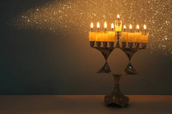Изображение еврейского праздника Ханука на заднем плане с менорой (традиционные канделябры) и горящими свечами . — стоковое фото