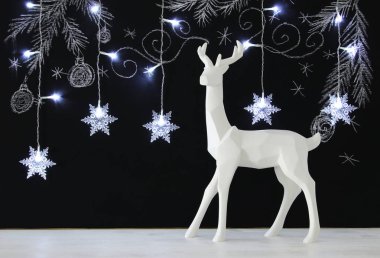 Ahşap masa üzerinde el ile kara tahta arka plan üzerinde beyaz Ren geyiği tebeşir illüstrasyonlar çizilmiş.