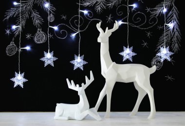 Ahşap masa üzerinde el ile kara tahta arka plan üzerinde beyaz Ren geyiği tebeşir illüstrasyonlar çizilmiş.