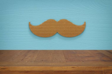 Boş masa kağıt bıyık arka plan üzerinde. Ürün görüntüleme için