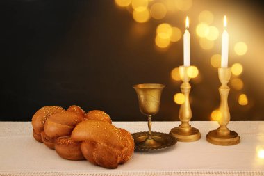Şabat görüntü. Challah ekmek, Şabat şarap ve mumlar masada