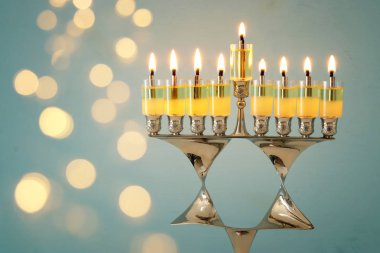 Yahudi tatil Hanukkah menorah (geleneksel Mumluk) ve yanan mumlar arka plan görüntü.