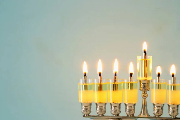 Afbeelding van Joodse vakantie Hanukkah achtergrond met menora (traditionele kandelaar) en brandende kaarsen. — Stockfoto