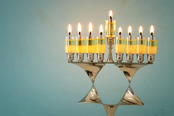 Imagen de las vacaciones judías fondo de Hanukkah con menorah (candelabros tradicionales) y velas ardientes . —  Fotos de Stock