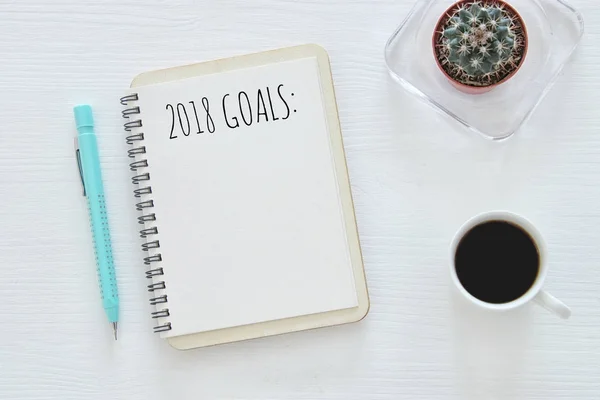 Seznam cílů pohled shora 2018 s notebookem, šálek kávy na dřevěné desce. — Stock fotografie