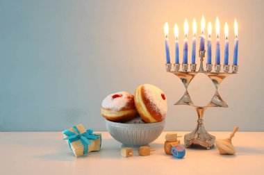 Yahudi tatil Hanukkah menorah (geleneksel Mumluk) ve mumlar arka plan görüntü.