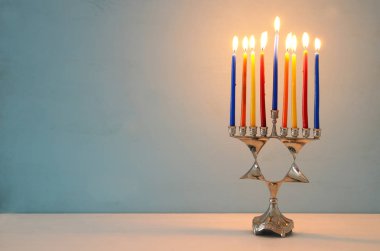 Yahudi tatil Hanukkah menorah (geleneksel Mumluk) ve mumlar arka plan görüntü.