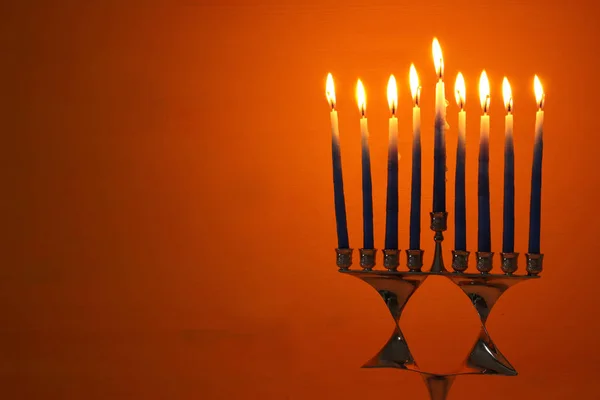 Imagen de vacaciones judías fondo Hanukkah con menorah (candelabros tradicionales) y velas . — Foto de Stock