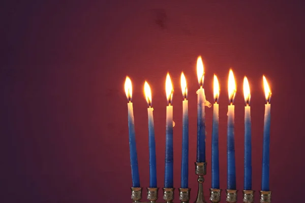 Afbeelding van Joodse vakantie Hanukkah achtergrond met menora (traditionele kandelaar) en kaarsen. — Stockfoto