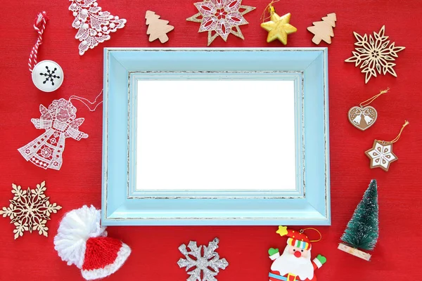 Üstten Görünüm Noel şenlikli süslemeleri eski fotoğraf çerçevelemek yanında. Düz yatıyordu. Fotoğraf ve karalama defteri montaj için