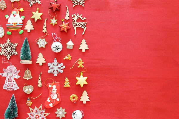 붉은 나무 배경 크리스마스 축제 훈장의 상위 뷰 이미지. 평면 배치. — 스톡 사진