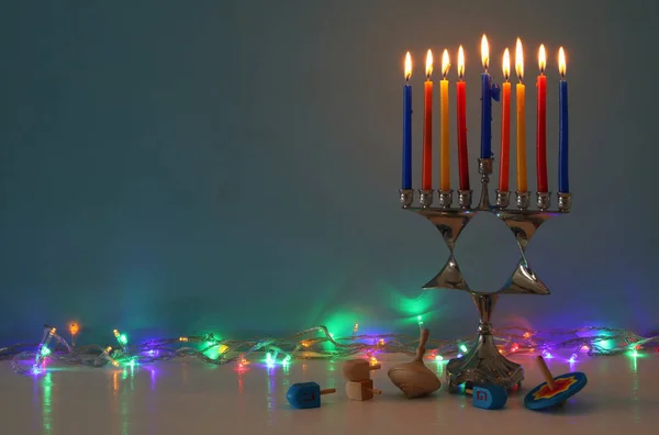 Bilden av judiska högtiden Hanukkah bakgrund menorah (traditionella kandelabrar) och brinnande ljus. — Stockfoto
