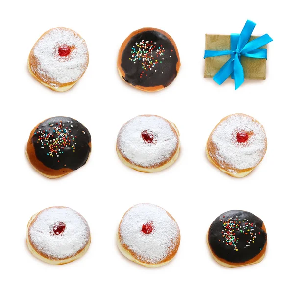 Еврейский праздник Ханука изображения с традиционными пончиками изолированы на белом . — стоковое фото