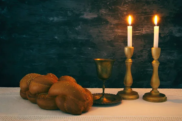 Immagine shabbat. Pane, vino dello shabbat e candele sulla tavola — Foto Stock