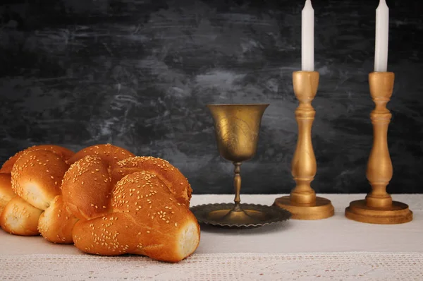 Shabbat-Image. Challah-Brot, Shabbat-Wein und Kerzen auf dem Tisch — Stockfoto