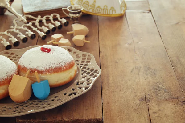 Yahudi bayramı Hanuka arka plan ile geleneksel spinnig üst, çörek ve Yedi Kollu Şamdan (geleneksel Mumluk) — Stok fotoğraf