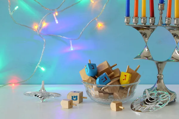Bilden av judiska högtiden Hanukkah bakgrund med menorah (traditionella kandelabrar). — Stockfoto