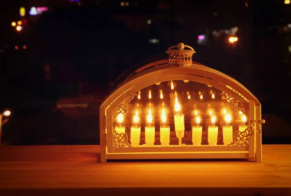 Imagen de vacaciones judías fondo Hanukkah con menorah (candelabros tradicionales) y velas encendidas en frente de la ventana . — Foto de Stock