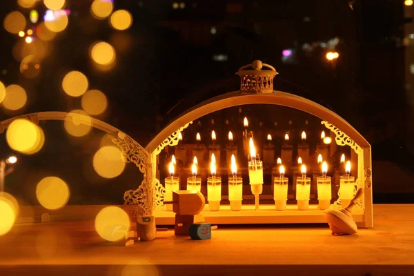 Imagem de feriado judaico Hanukkah fundo com menorah (candelabro tradicional) e velas em chamas na frente da janela . — Fotografia de Stock