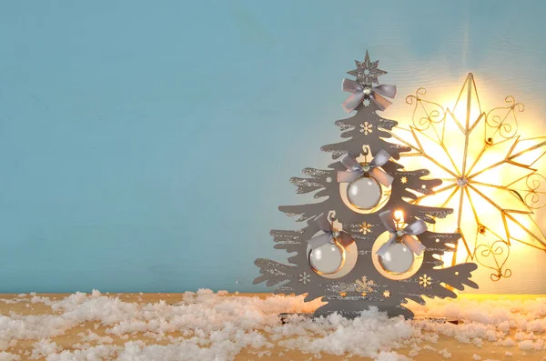 Imagem da árvore de natal com decorações de bola na mesa de madeira nevada . — Fotografia de Stock