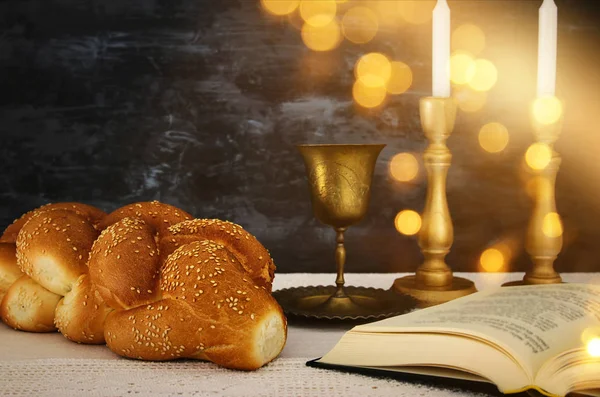 Afbeelding van de Shabbat. shabbat wijn, Challah brood en kaarsen op de tafel — Stockfoto