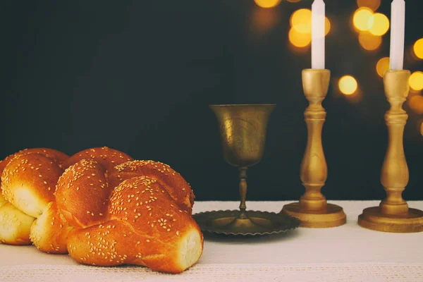 Imagen de shabbat. Pan, vino de shabbat y velas sobre la mesa —  Fotos de Stock