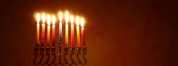 Imagen clave baja de vacaciones judías fondo de Hanukkah con menorah (candelabros tradicionales ) — Foto de Stock